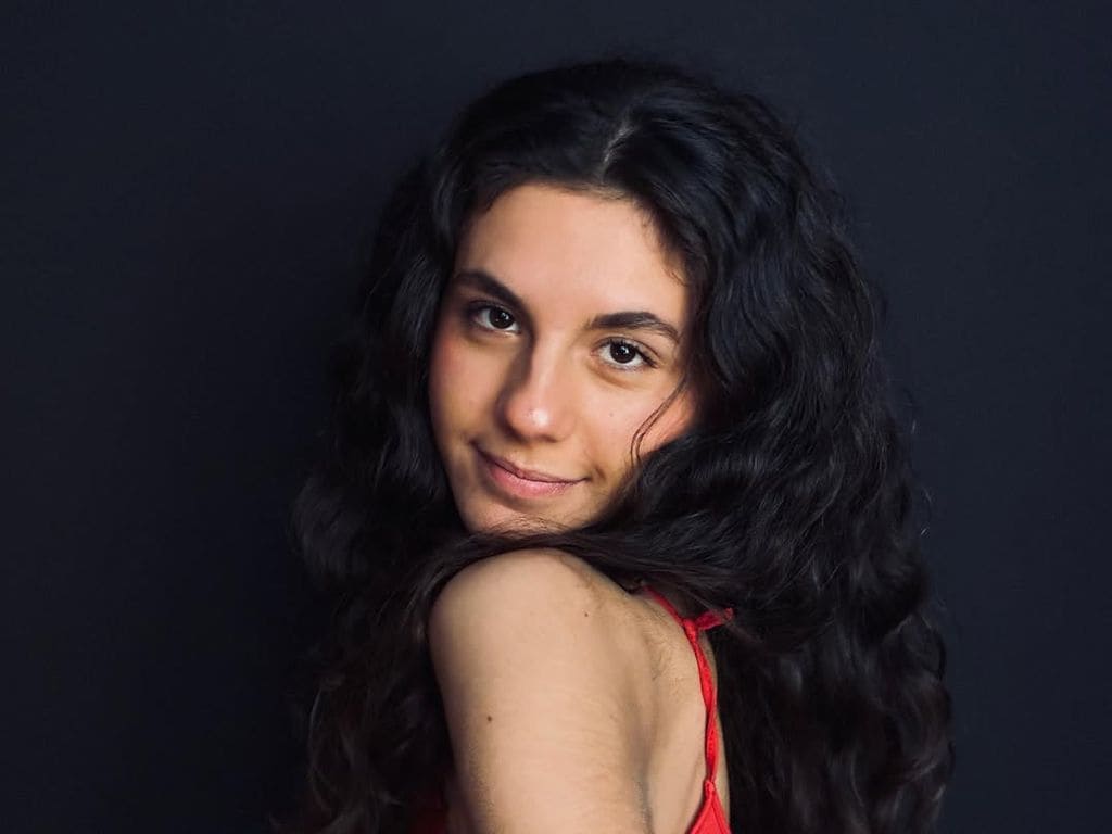 Alma, hija de Fátima Baeza y Guillermo Ortega, ha participado en series como 'Ni una más', de Netflix