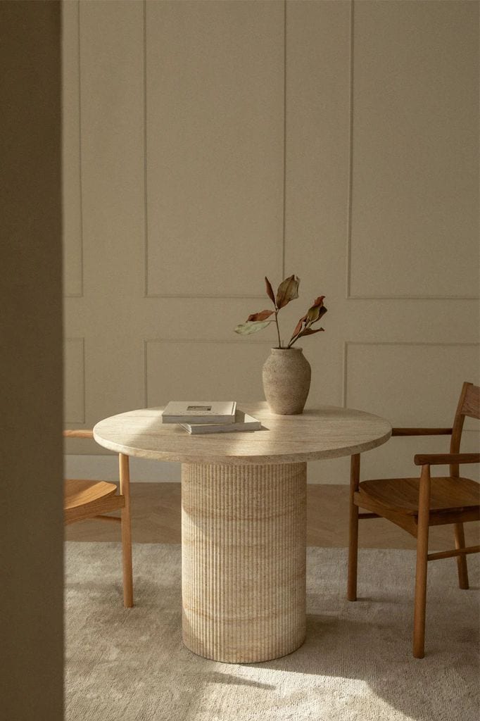 Mesa de comedor redonda en cemento look travertino
