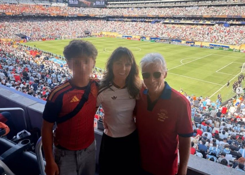 Alejandra y Richard Gere con uno de sus hijos celebran la victoria de La Roja en el estadio de New Jersey