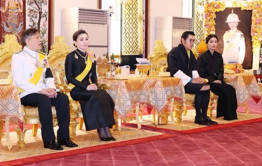 Los reyes de Bután junto a los Reyes de Tailandia durante la ceremonia oficial en honor a la princesa Bajrakitiyabha 