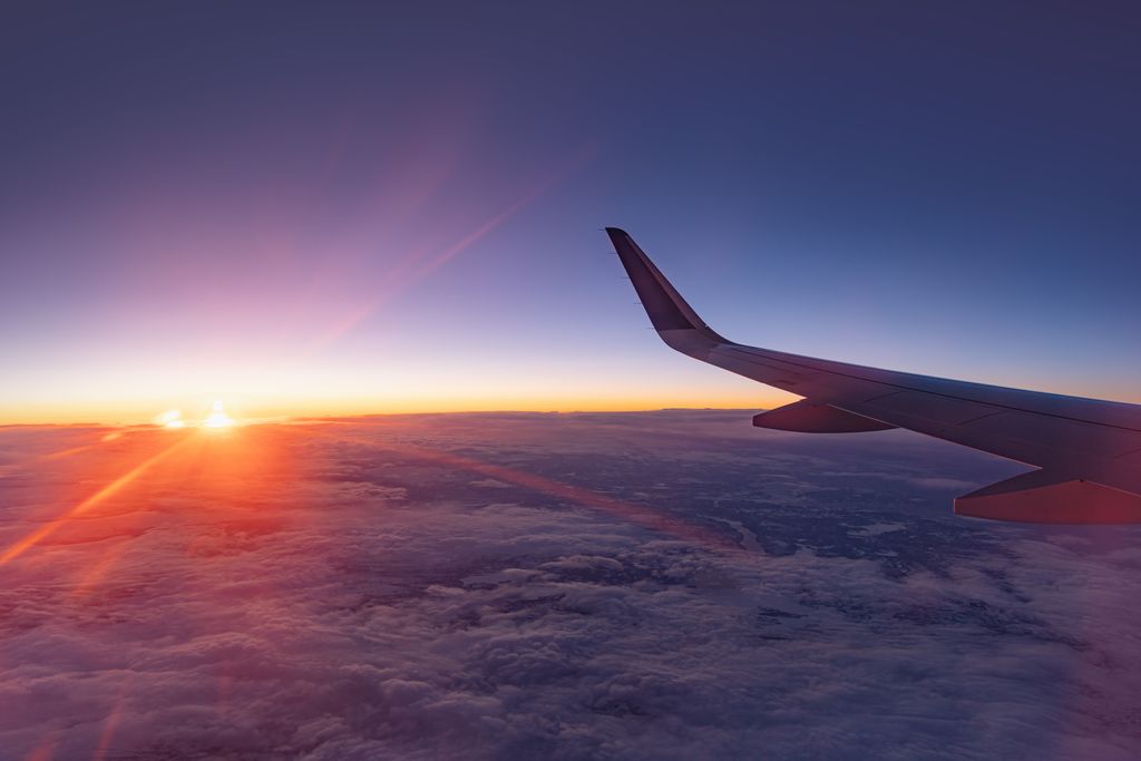 Imagen exterior de un avión durante el vuelo