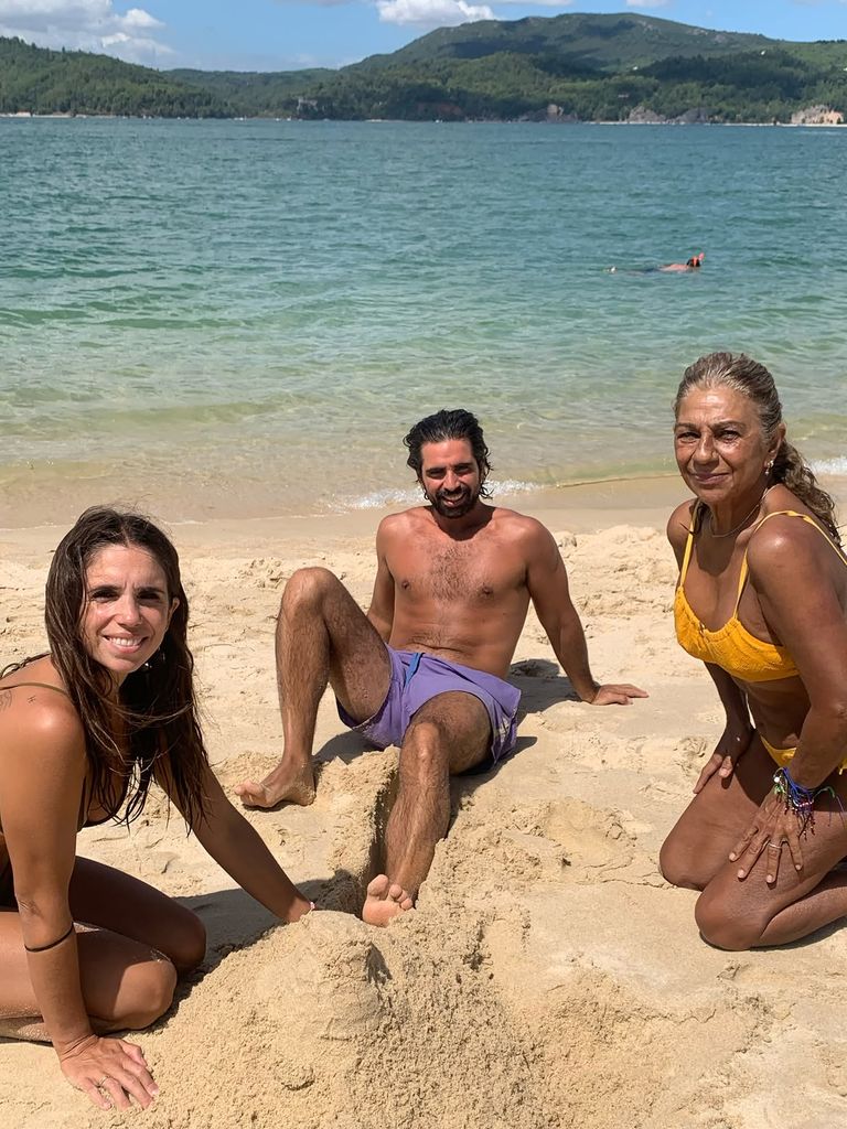 Lolita Flores ha recorrido este verano algunos de sus rincones favoritos, desde Zahora y Almería hasta Santander, antes de poner el broche a sus vacaciones en Comporta