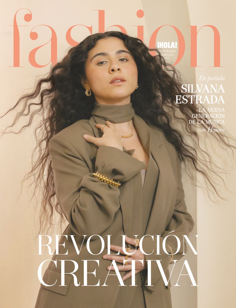 En exclusiva para ¡HOLA! Fashion, la cantante cuenta cómo la incomodidad impulsa su música y su rol en la nueva generación artística.