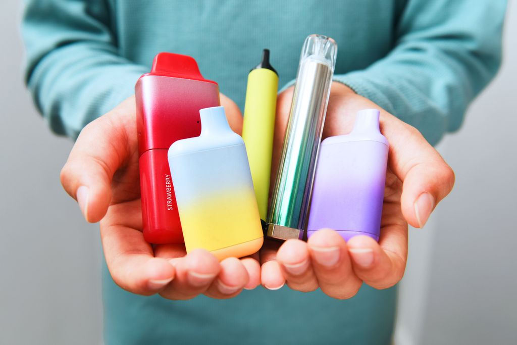 Diferentes tipos de váper en manos de un adolescente