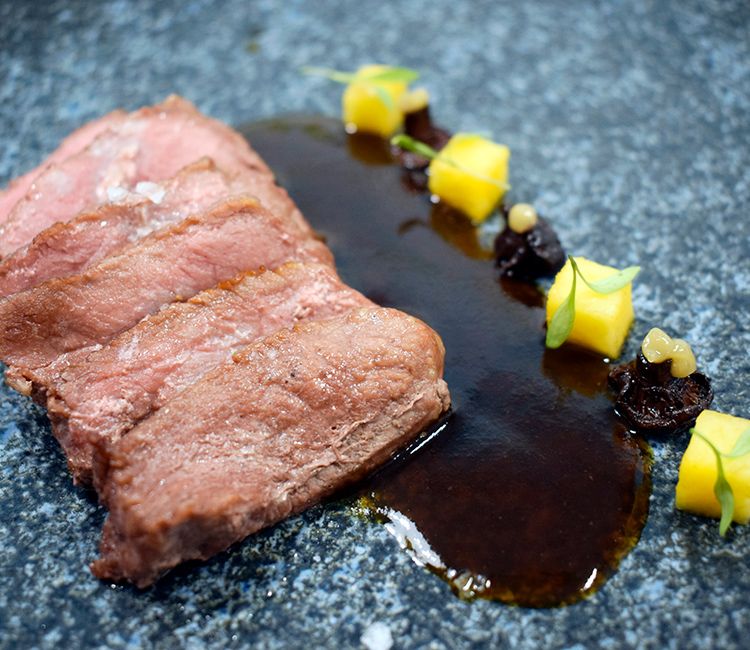 Presa ibérica a la parrilla con salsa de torrefactos