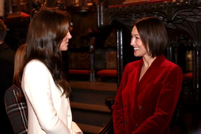 La princesa de Gales con una de las artistas