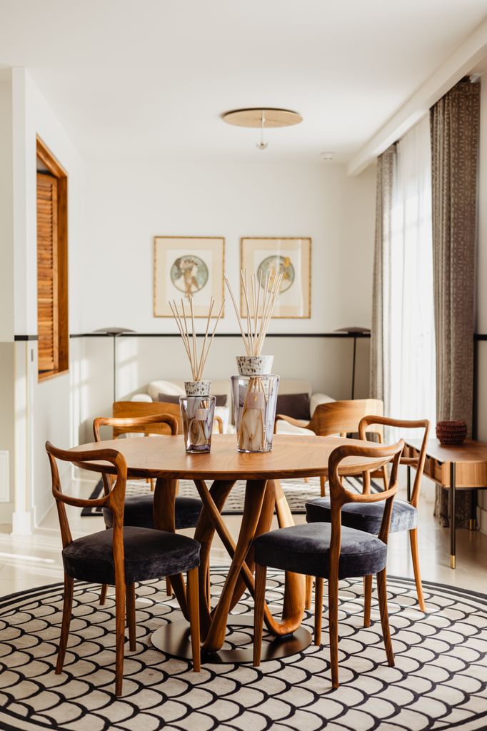 Comedor con difusores de aromas encima de la mesa