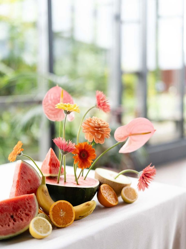 Decoración de mesas de boda con frutas y verduras tropicales