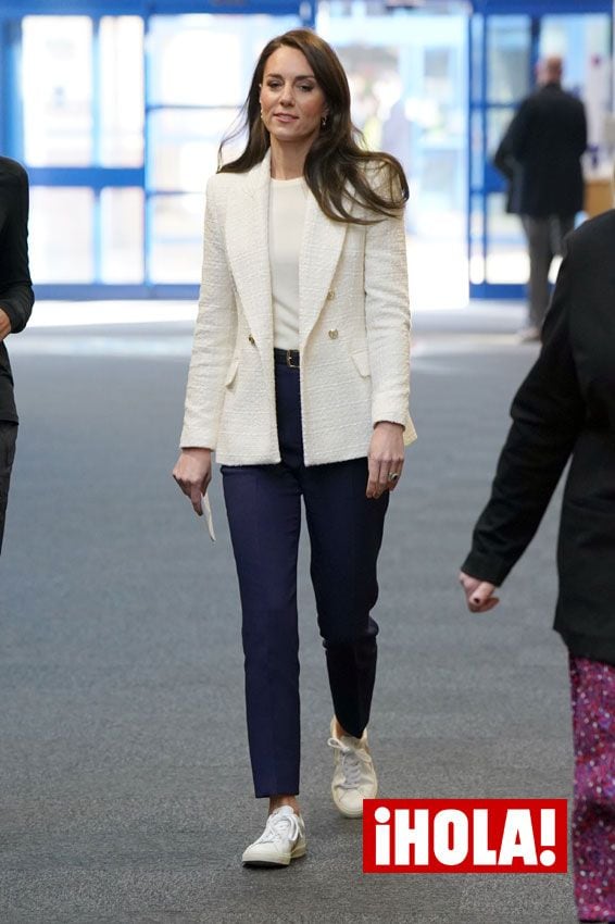 Kate Middleton estrena una chaqueta de Zara con zapaillas Veja