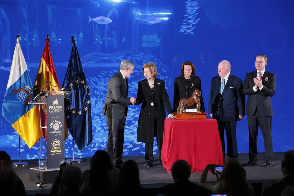 El presidente del Gobierno de Canarias, Fernando Clavijo felicita a la Reina  durante la entrega del premio