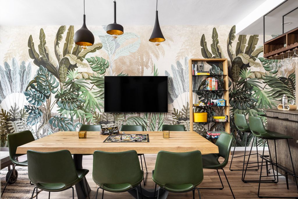Comedor con papel pintado. 
