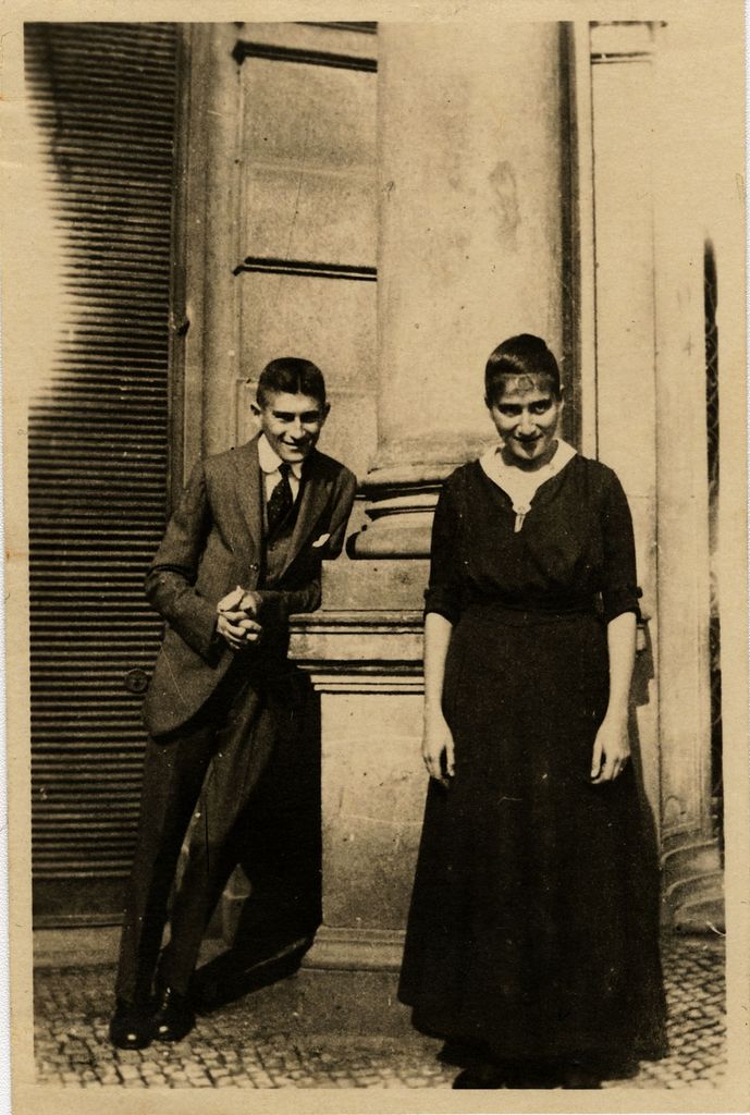 Franz Kafka posa junto a su hermana Ottla, quien fue una de las personas más importantes de su vida y una de las pocas con las que mantuvo una relación verdaderamente cercana