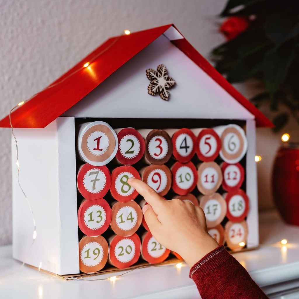 Calendario de adviento con materiales reciclados.