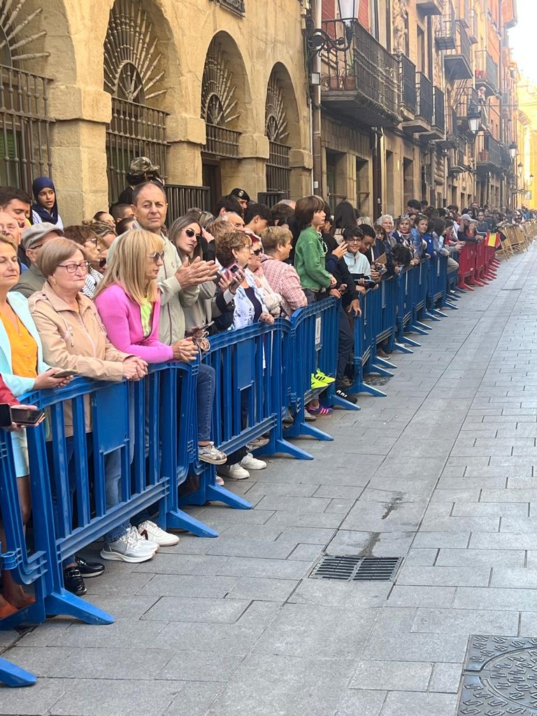 Gran expectación ante la llegada de los Reyes y la princesa Leonor en le Ayuntamiento de Viana