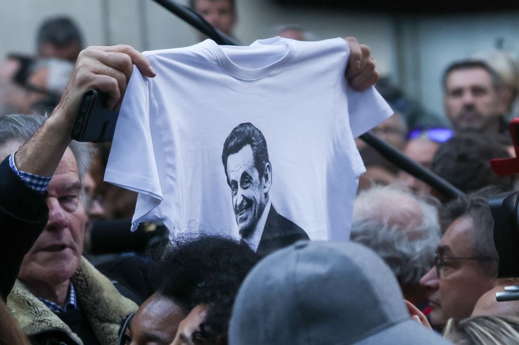 PARIS, FRANCE - OCTOBER 21: Supporters are seen outside Nicolas Sarkozy's home on October 21, 2025 in Paris, France. The former French president (2007 and 2012) will serve five years for criminal conspiracy in SantÃ© prison, Paris, over a scheme to obtain election campaign funds from the regime of the late Libyan dictator Colonel Gaddafi. Sarkozy is the first former head of an EU country to serve time in prison, and the first French postwar leader to be jailed. His son, Louis, has organised a party of well wishers to see his Father off from their home. (Photo by Pierre Suu/Getty Images)