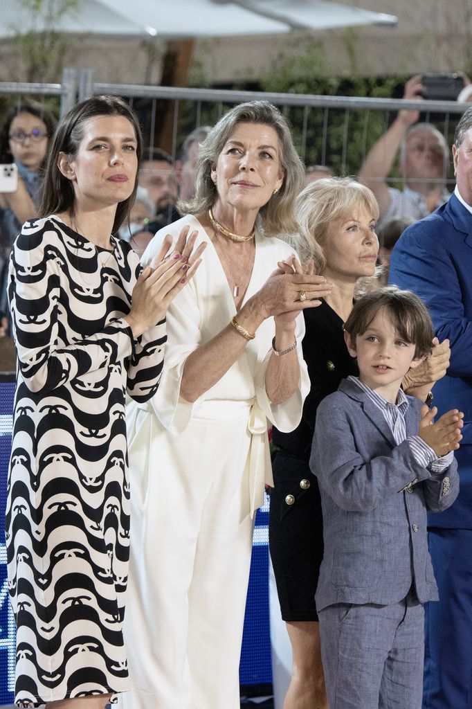 Carlota Casiraghi con su madre, Carolina de Mónaco, y su hijo Raphaël