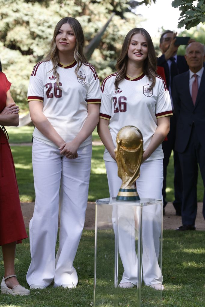 La princesa Leonor y la infanta Sofía en la recepción a los jugadores de la Selección española en Zarzuela