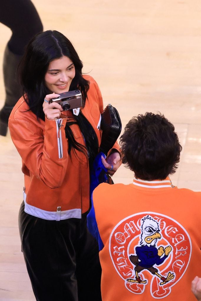 Kylie Jenner le estuvo tomando fotos a su enamorado durante el juego.