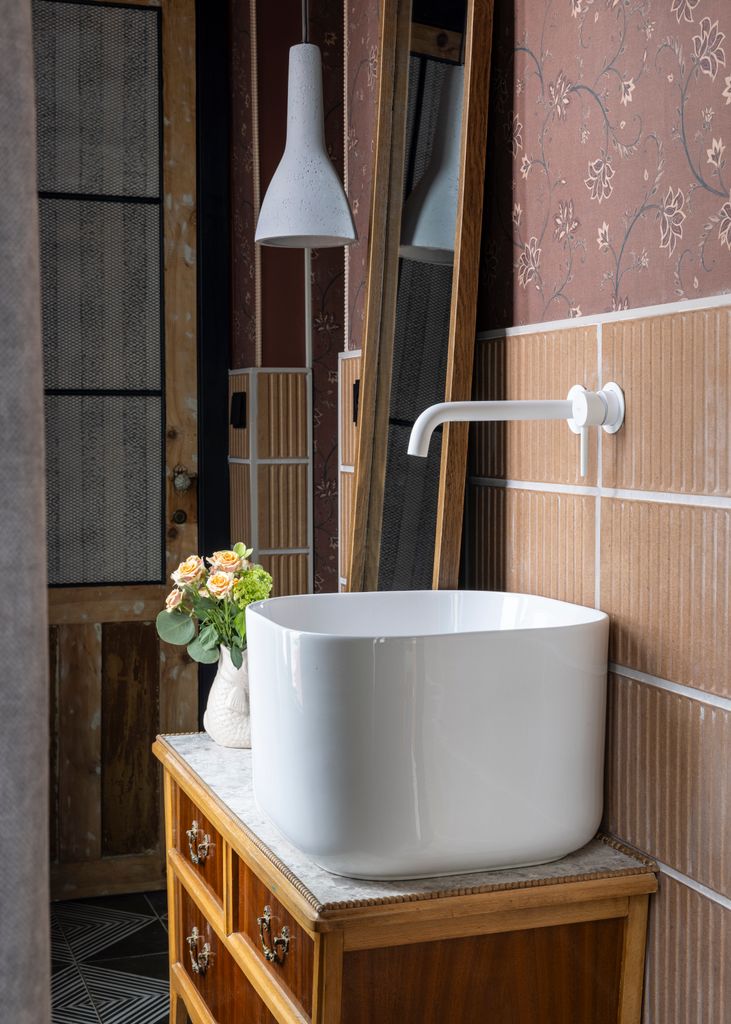 Baño con grifería empotrada de color blanco