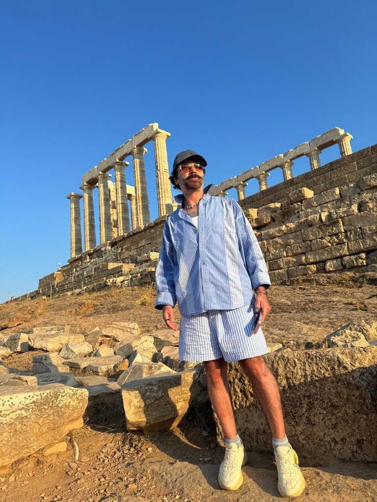 Alejandro en el Templo de Poseidón en el Cabo Sounion, en Grecia.