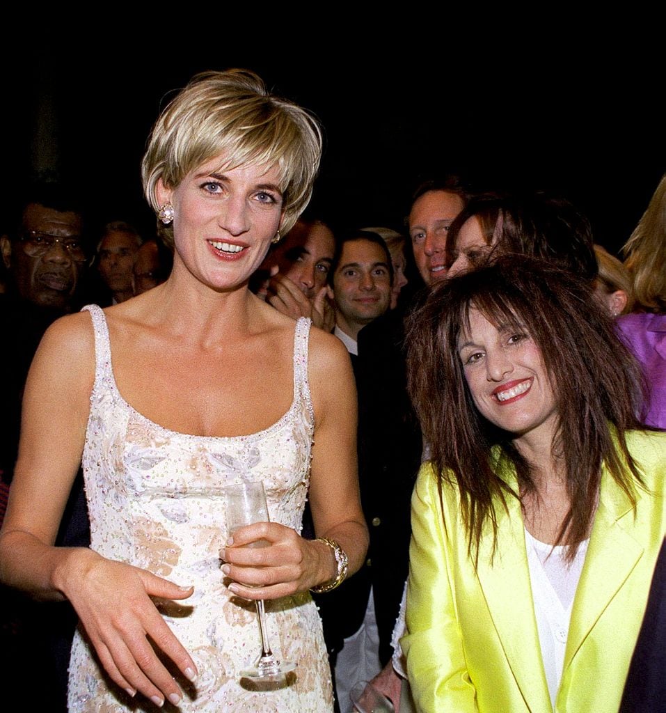 Plano medio de Diana de Gales con Elizabeth Emanuel