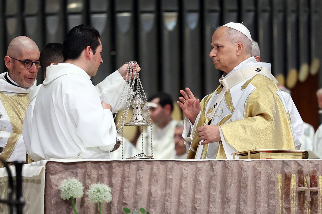 El Papa León, encabezando