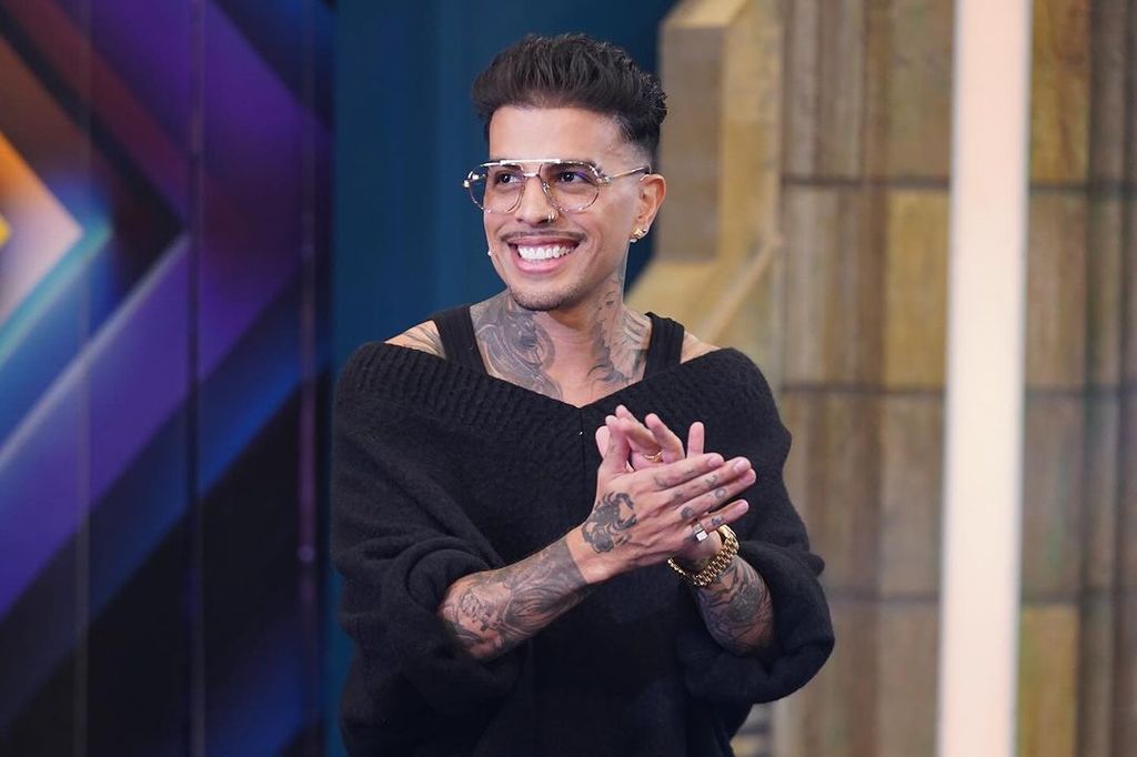 Primer plano de Rauw Alejandro entrando al plató de El Hormiguero