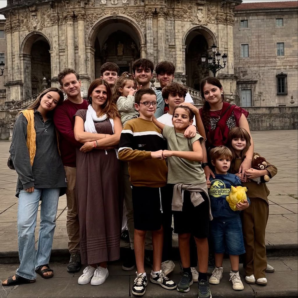 Imagen de la familia Madrigal Alonso, con sus 11 hijos