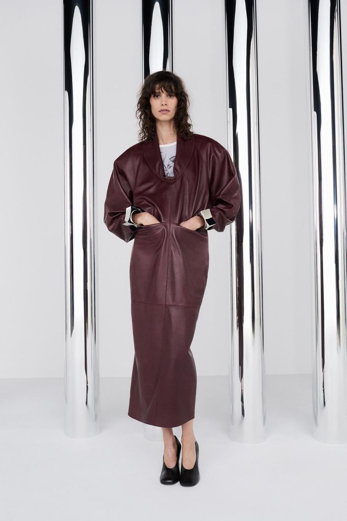 Vestido cuerpo abullonado piel 100% de Zara (249 euros)