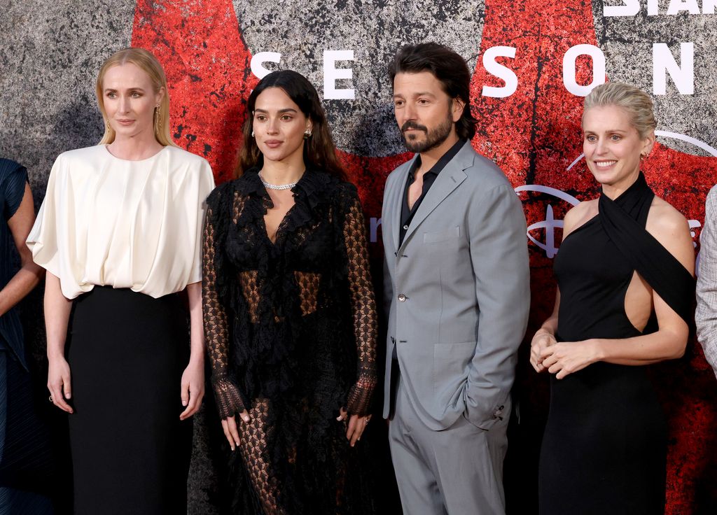 Adria acompañada por sus compañeros de proyecto Genevieve O'Reilly, Diego Luna y Denise Gough