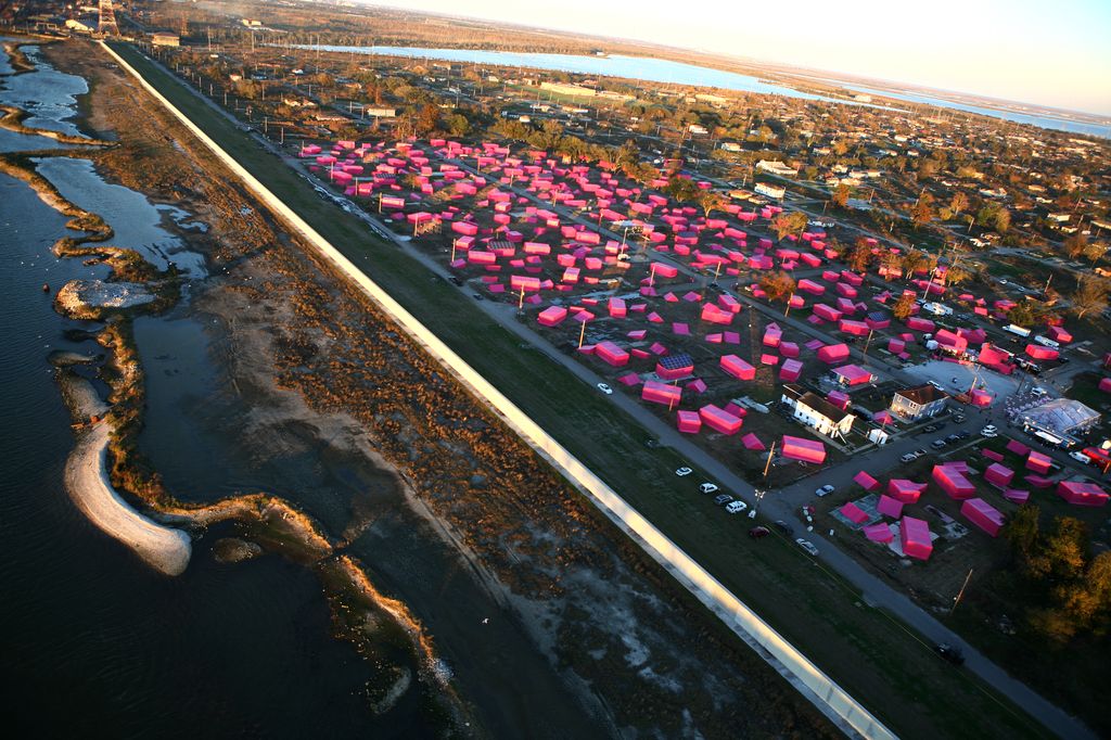 El 3 de diciembre de 2007, la fundación 'Make It Right' lanzó su iniciativa principal en el devastado 9º distrito de Nueva Orleans con un proyecto artístico de 150 Casas Rosas