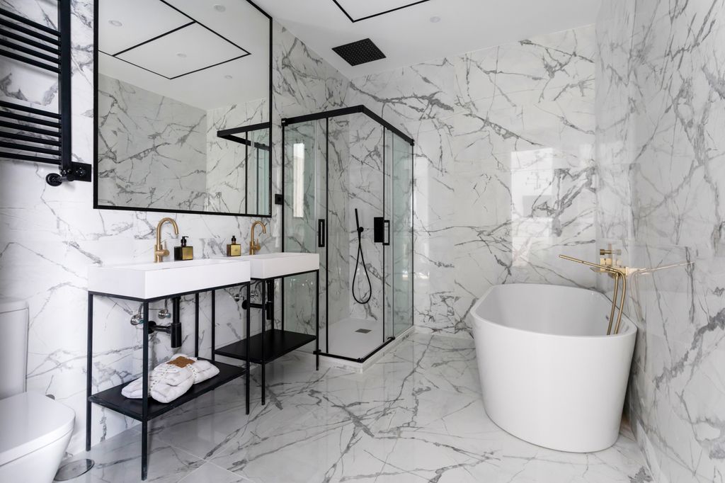 Baño en blanco y negro con bañera y ducha
