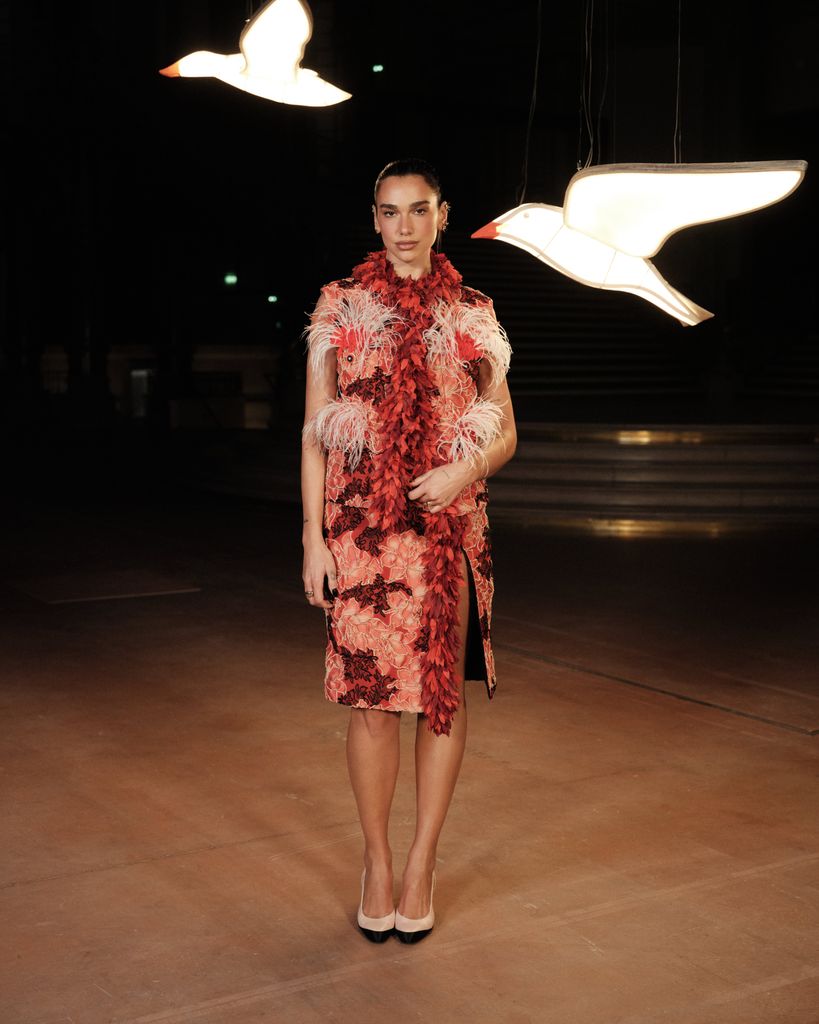 Dua Lipa asiste al desfile de Primavera/Verano 2027 de Chanel.