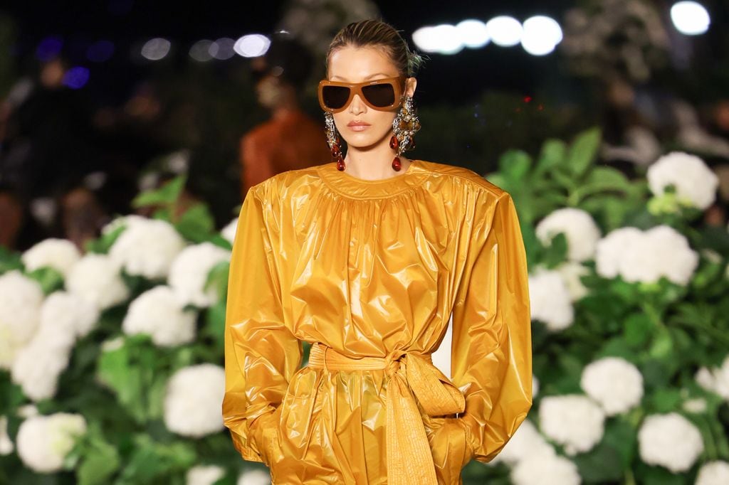 Bella Hadid desfila para Saint Laurent Primavera/Verano 2026