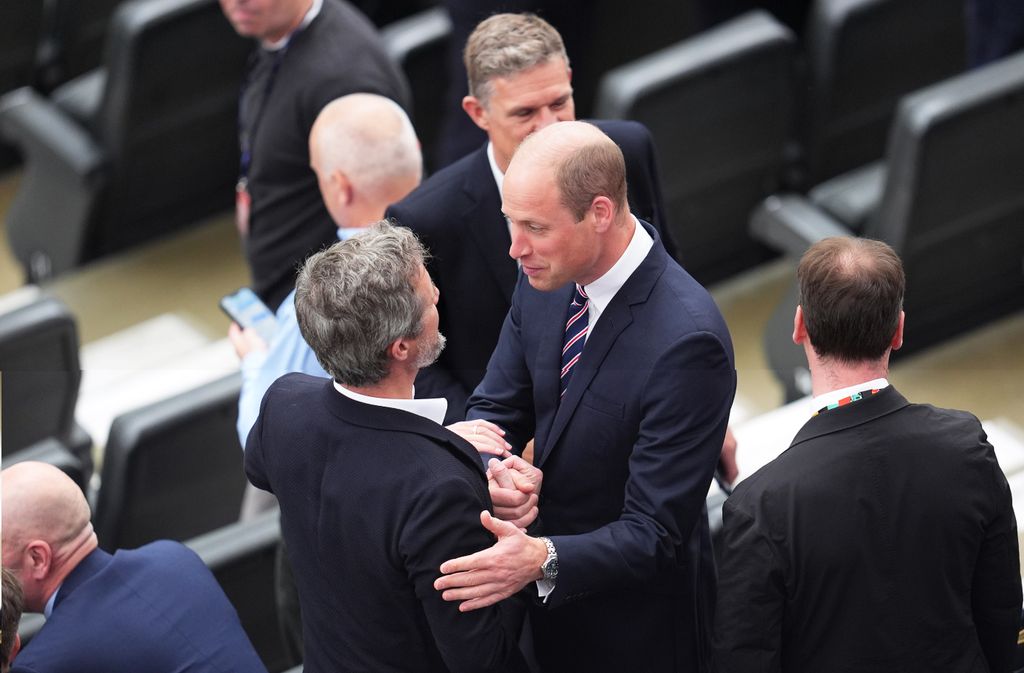 El príncipe Guillermo saludando a Federico X de Dinamarca en el Frankfurt Arena de Alemania antes del partido que enfrenta a las selecciones de ambos países en la Eurocopa 2024
