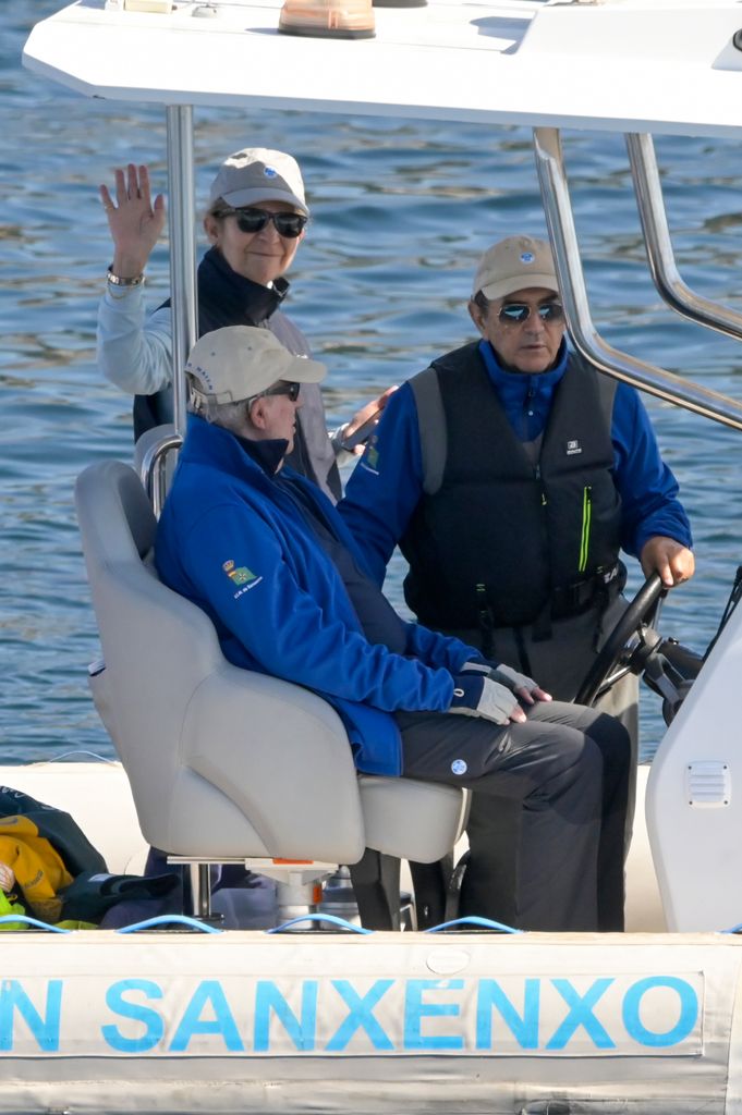 La infanta Elena, junto a su padre, con chaqueta azul, en Sanxenxo