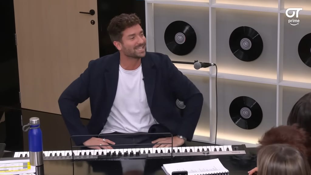 El artista tocando en la sala del piano