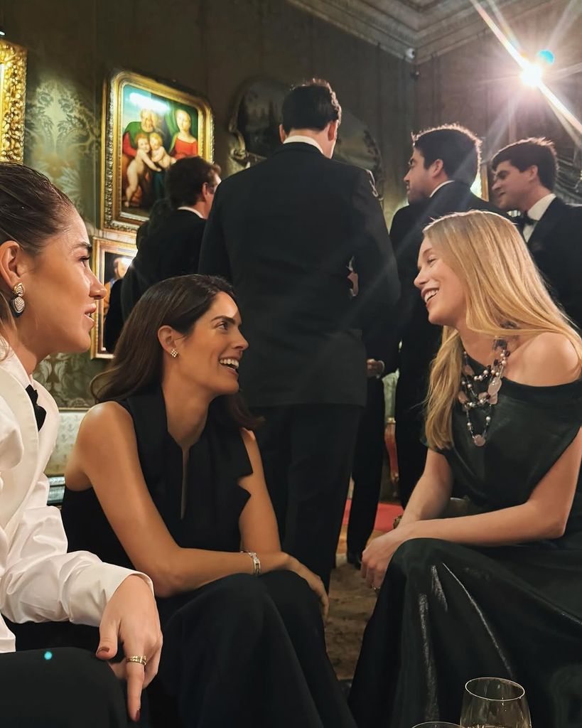 La cantante Tarina, Sofía Palazuelo y , durante la fiesta en Liria