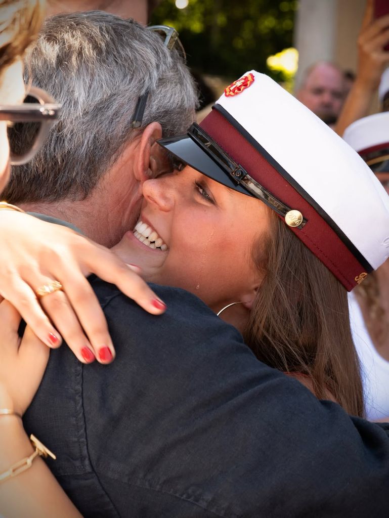 El tierno abrazo de padre e hija