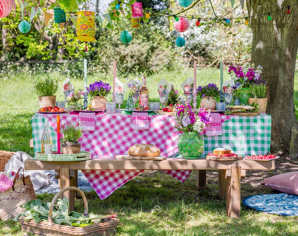 Mesa de verano decorada para una fiesta