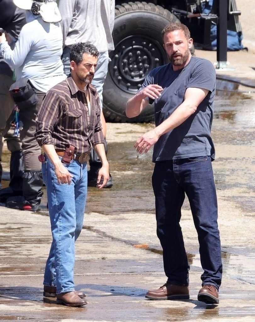 Ben Affleck y Luis Gerardo Méndez fueron captados en pleno rodaje el pasado 9 de abril, en el río de Los Ángeles.