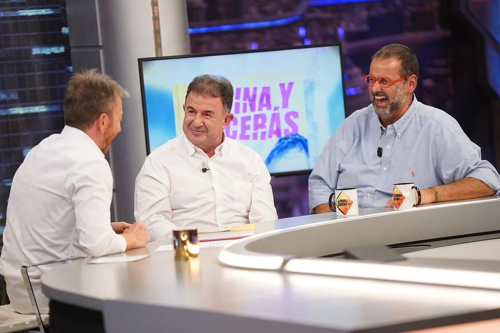 Plano medio de Martín Berasategui y David de Jorge en El Hormiguero con Pablo Motos