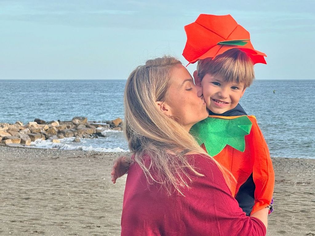 Carla Goyanes con su hijo 