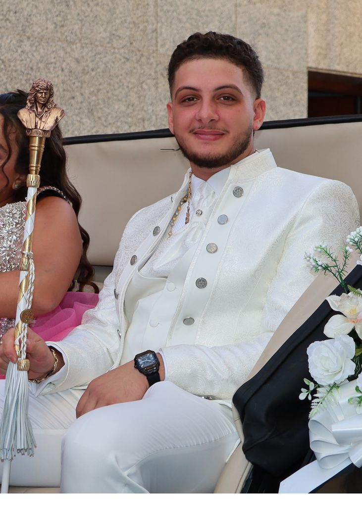 Antonio, nieto de Camarón de la Isla, lleva un bastón con la cara de su abuelo en el día de su boda en La Línea de la Concepción, en Cádiz