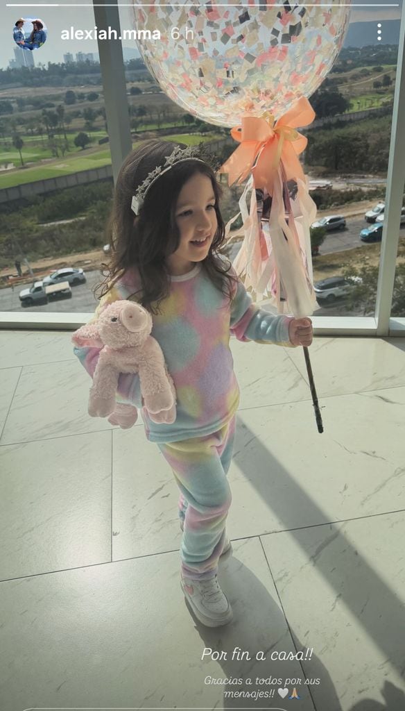 Con esta foto, Alexia Hernández y Alex Fernández confirmaron el alta de su hija Mía