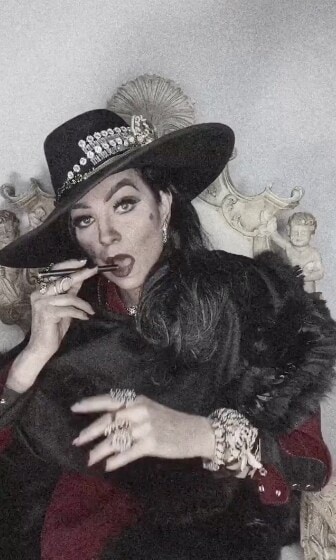 Thalía imitando a María Félix