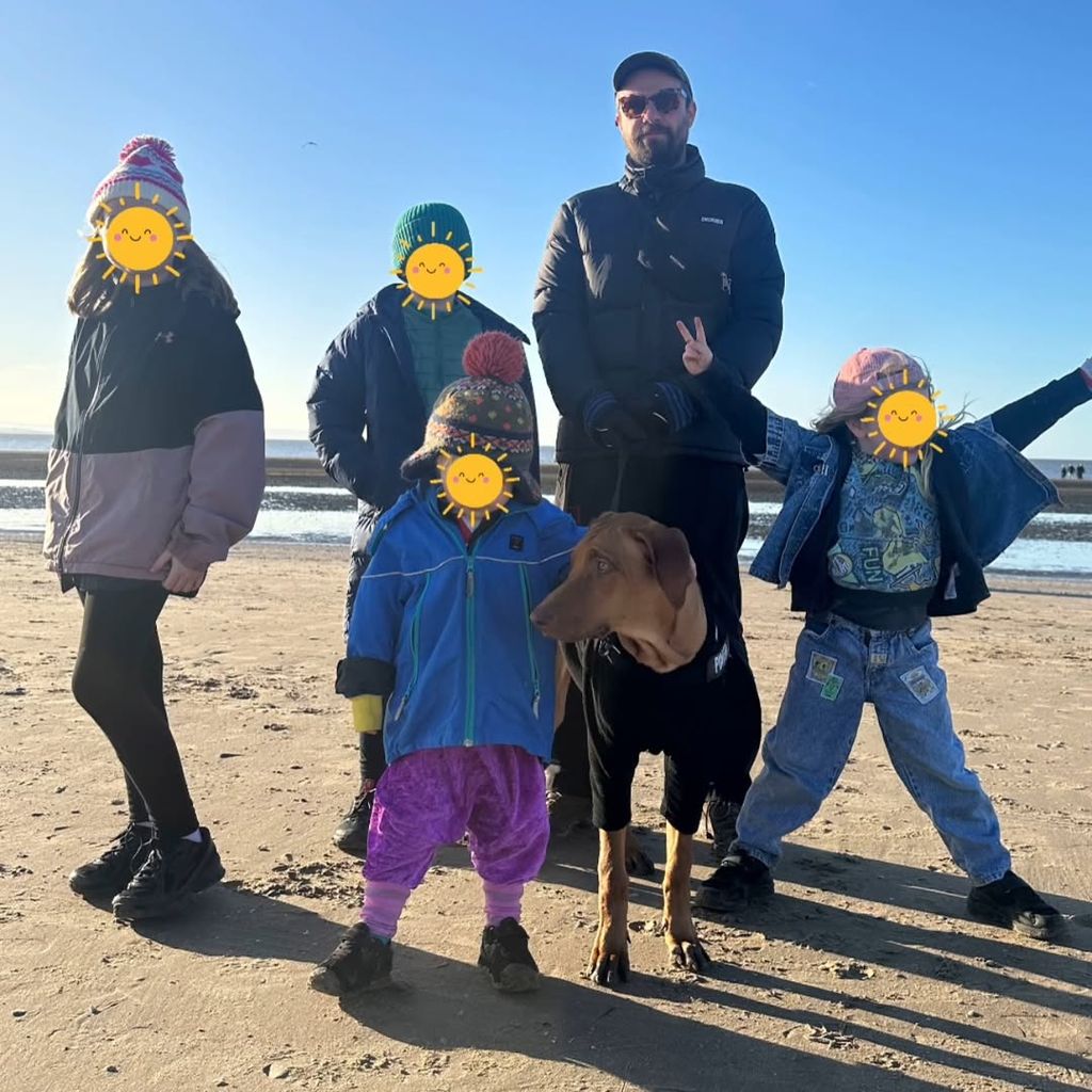 Jessie Cave y Alfie Brown junto a sus hijos