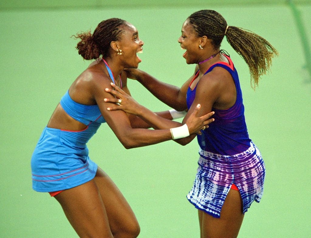 Venus y Serena Williams celebrando el oro tras su victoria en dobles en los Juegos Olímpicos de Sidney 2000 