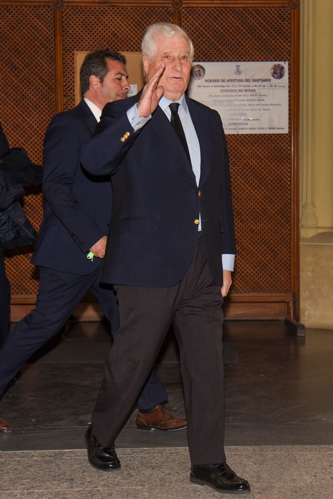 Plano entero Carlos Ftiz James Stuart llegando al evento