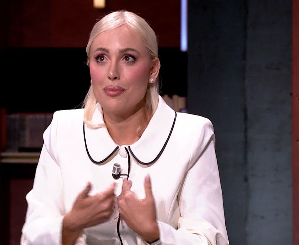 Ivana Rodríguez, con una imagen más rubia de lo habitual, fue una de las invitadas al estreno de La Mesa, el nuevo programa de Cristina Pardo en Antena 3
